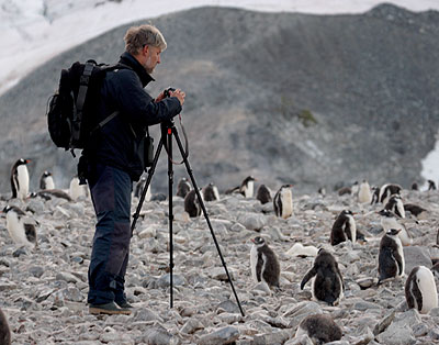 Lex aan het fotograferen op Cuverville-eiland, Antarctisch Schiereiland. Foto genomen door J. Hibels