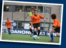 Wijkteams voetballen tegen elkaar op de Danone World Cup in een Utrechts sportpark